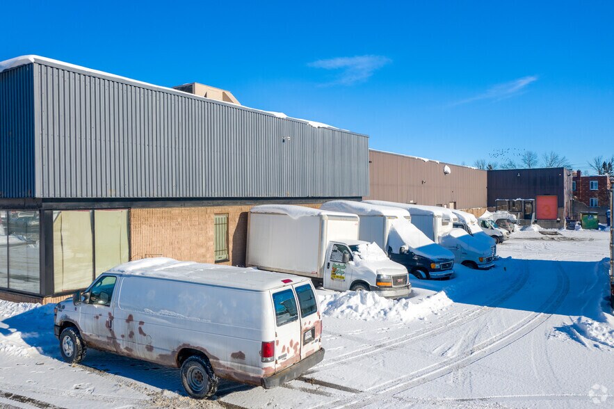 More Photos Of 795 Boul Curé-Labelle, Laval General Retail For Sale