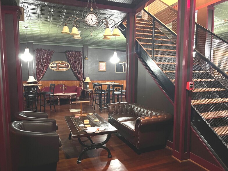 More Photos Of 32 Franklin St, Martinsville Storefront For Sale