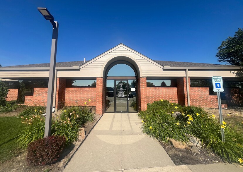 Primary Photo Of 595 Barclay Cir, Rochester Hills Medical For Sale