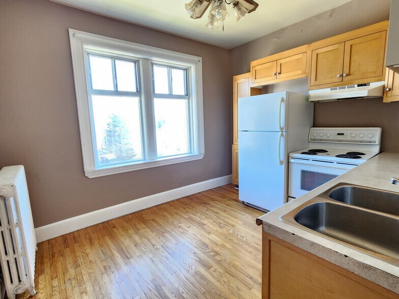 More Photos Of 170 Simcoe St S, Oshawa Apartments For Sale