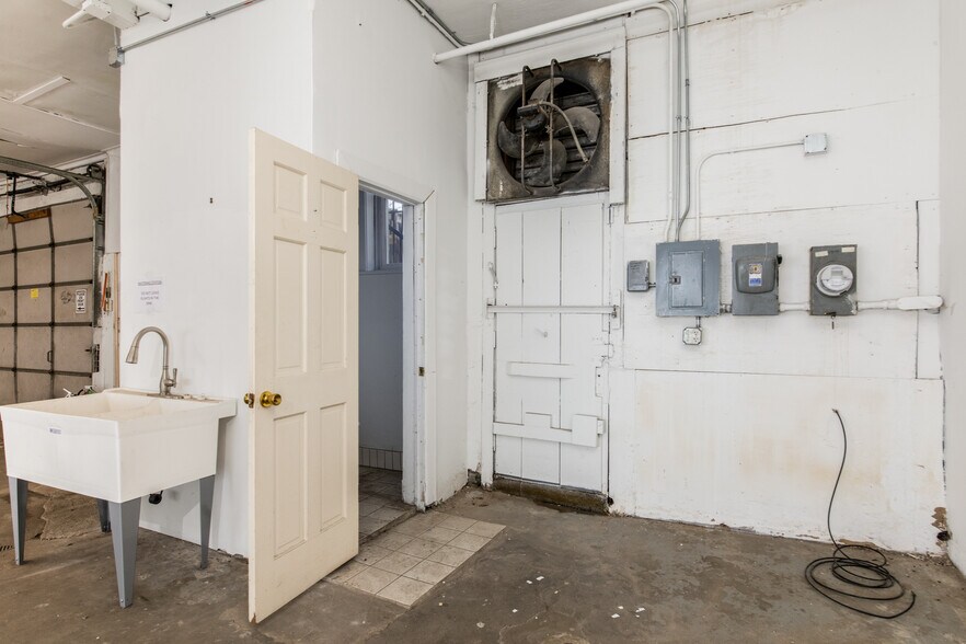 More Photos Of 5700-5716 N Western Ave, Chicago Storefront For Lease