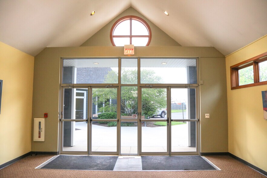 More Photos Of 1605 W Wilson St, Batavia Medical For Lease