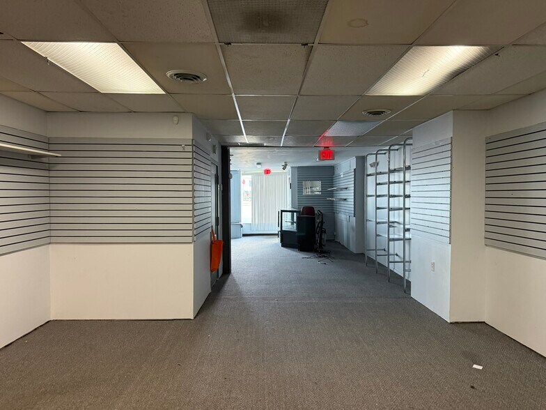 More Photos Of 2105 Military Rd, Niagara Falls General Retail For Lease