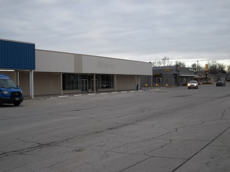 More Photos Of 1403-1515 S Santa Fe Ave, Chanute Unknown For Lease