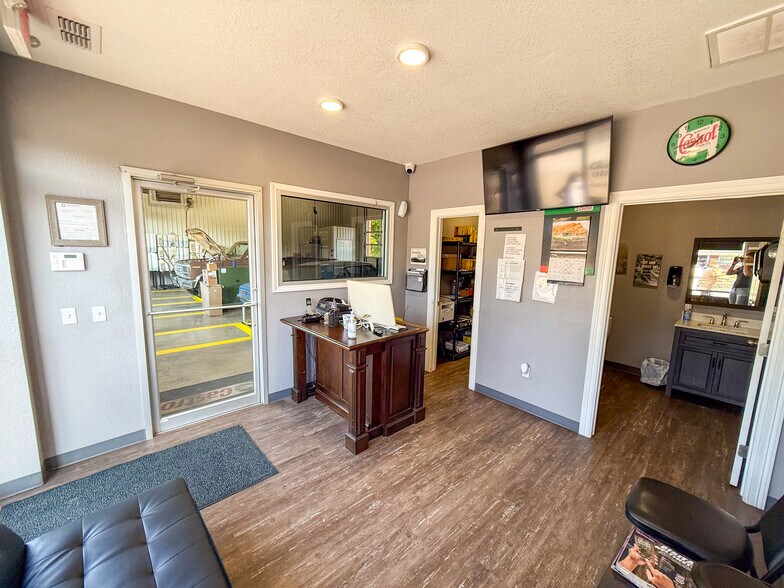 More Photos Of 304 E Wilson St, Valliant Office For Sale