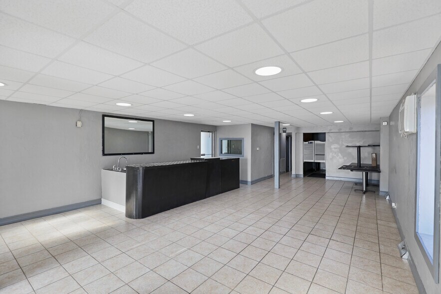 More Photos Of 1850 Easton Blvd, Des Moines Storefront Retail Residential For Sale