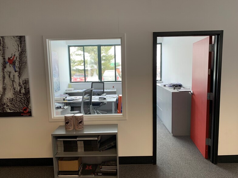 More Photos Of 458 Hurricane Ln, Williston Warehouse For Lease