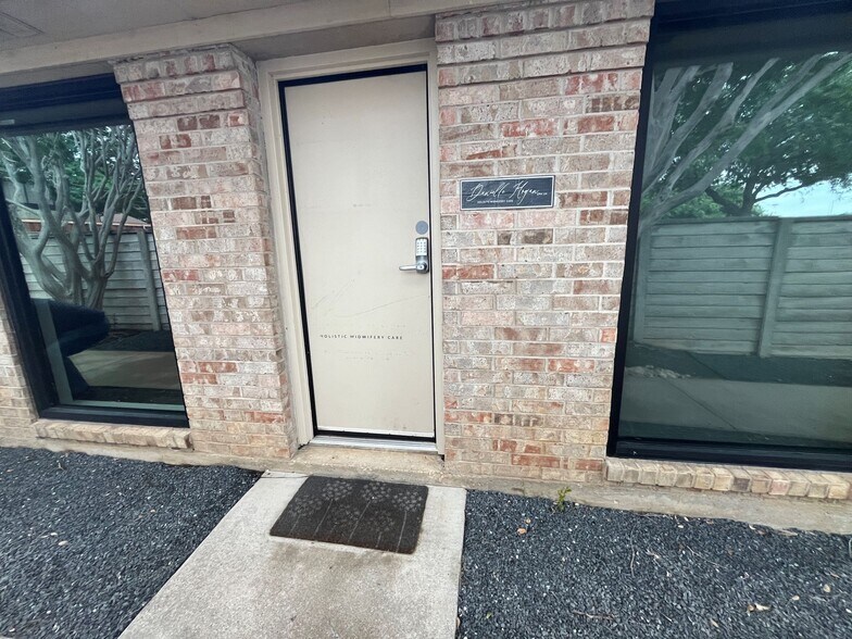 More Photos Of 615 W Harwood Rd, Hurst Medical For Sale