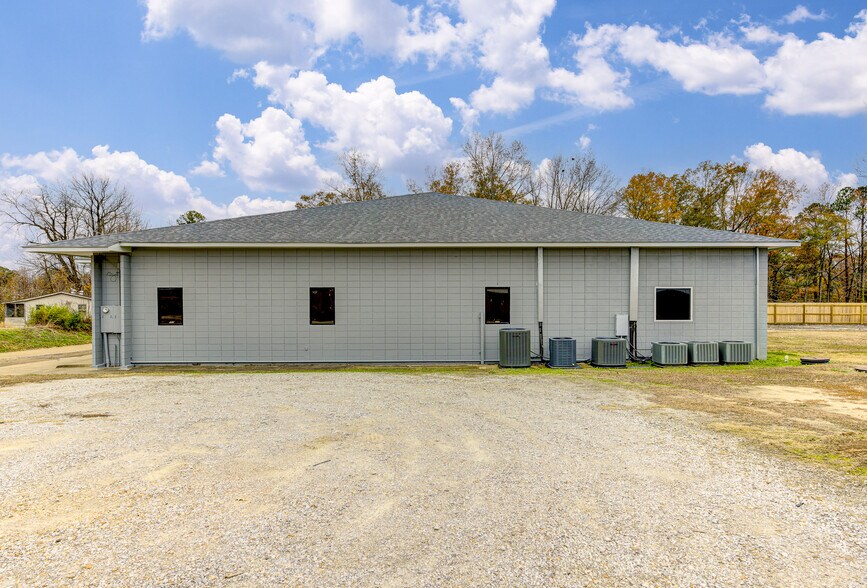 More Photos Of 6889 Paxton Rd, Vicksburg Office For Sale