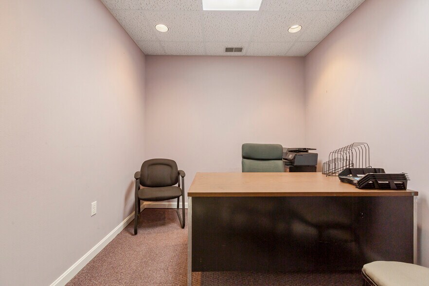 More Photos Of 3044 Breckenridge Ln, Louisville Office Residential For Sale