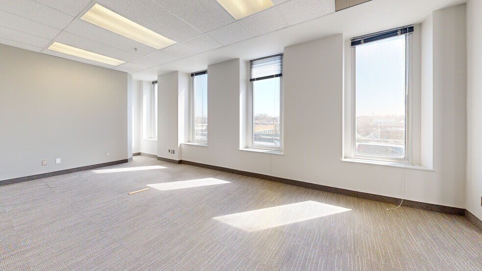 Primary Photo Of 255 Boul Crémazie E, Montréal Office For Lease