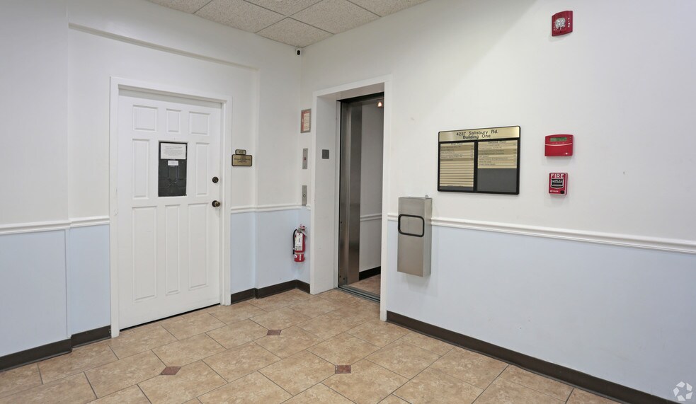 More Photos Of 4237 Salisbury Rd, Jacksonville Unknown For Lease