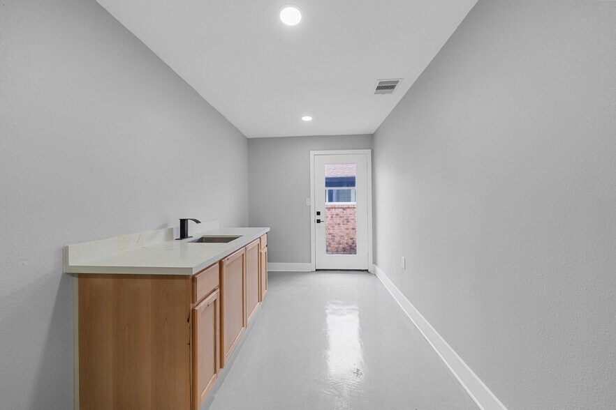 More Photos Of 29519 W Hawthorne Dr, Spring Flex For Sale