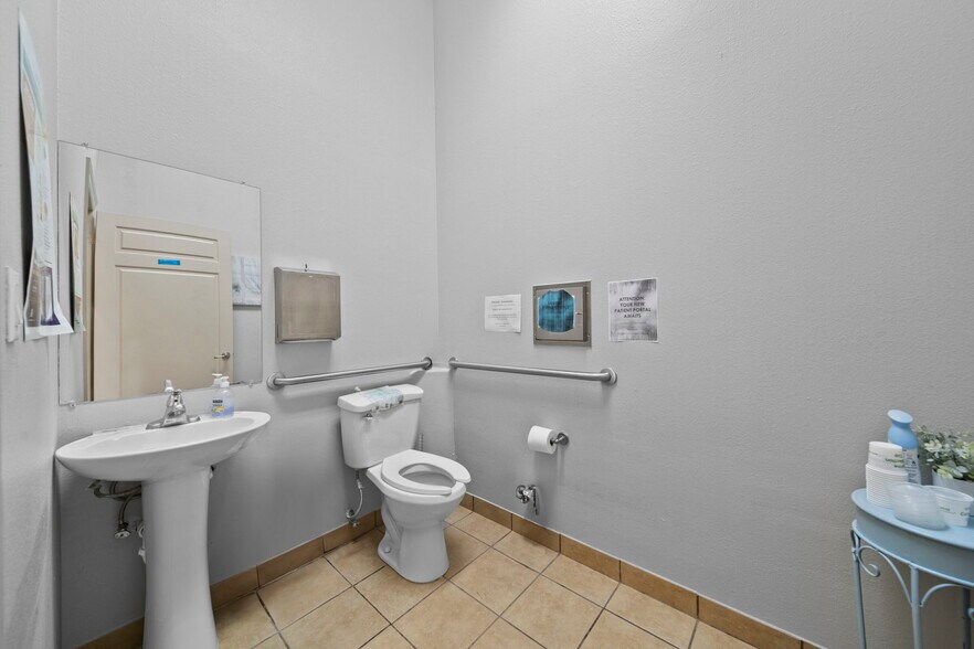 More Photos Of 26 Professional Park Dr, Webster Office For Sale