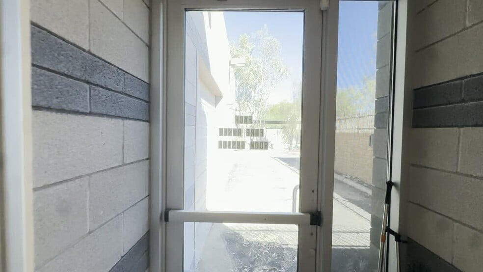 More Photos Of 8028 W Thunderbird Rd, Peoria Veterinarian Kennel For Lease
