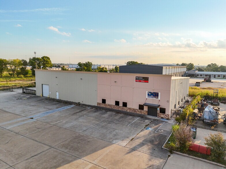 More Photos Of 11050 W Little York Rd, Houston Warehouse For Lease