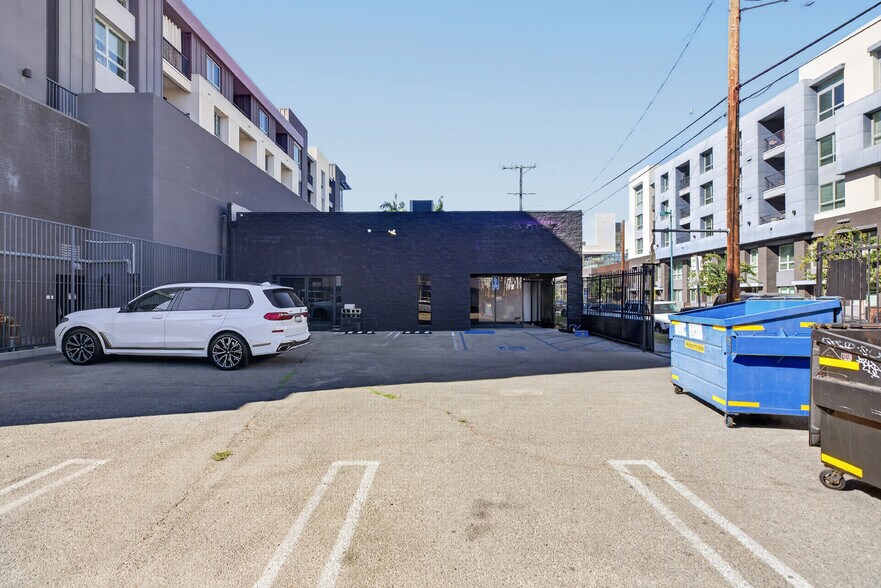 More Photos Of 11105 Weddington St, North Hollywood Service For Lease