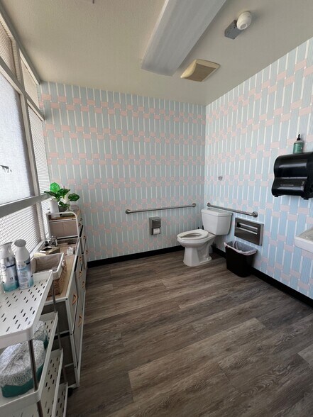 More Photos Of 2205 N Hollywood Way, Burbank Service For Sale