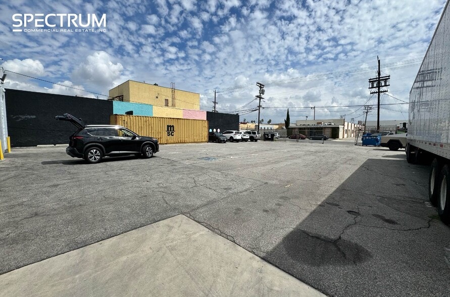 More Photos Of 7727-7729 Burnet Ave, Van Nuys Warehouse For Lease