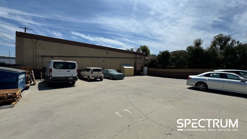 More Photos Of 16540 Gault St, Van Nuys Warehouse For Lease