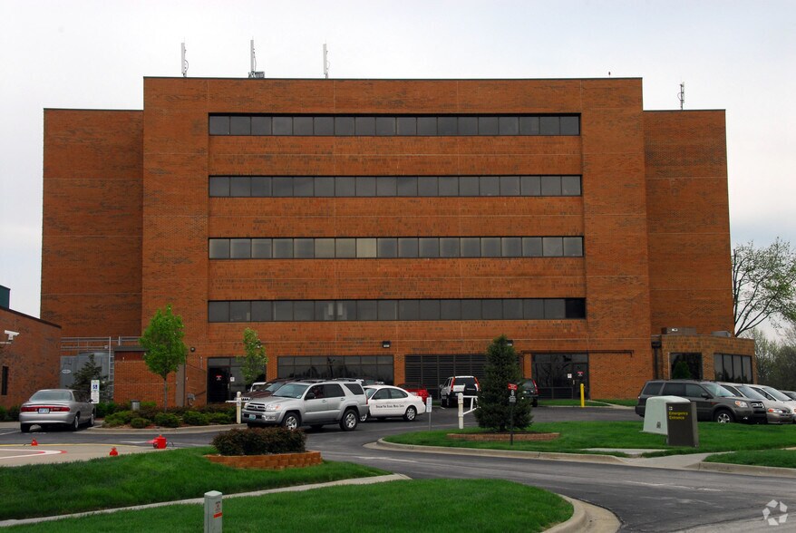 More Photos Of 10550 Quivira Rd, Overland Park Medical For Lease