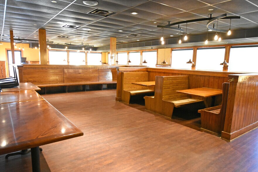 More Photos Of 3939 1st Ave SE, Cedar Rapids Restaurant For Lease
