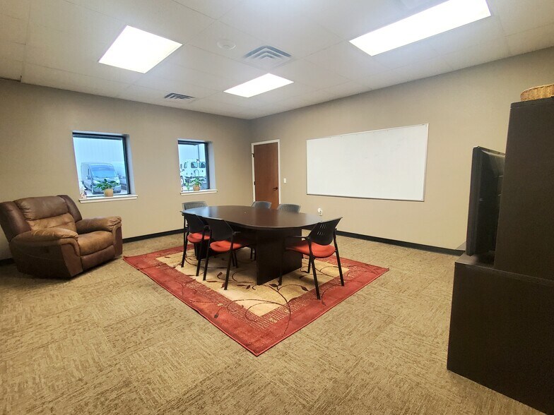 More Photos Of 2418 N Frazier St, Conroe Light Manufacturing For Lease