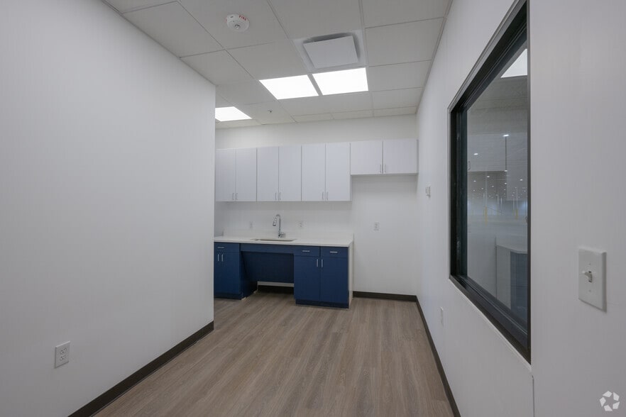 More Photos Of 2424 N Westmoreland Rd, Dallas Manufacturing For Sale