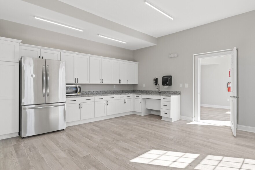 More Photos Of 44 4th St NW, Pulaski Office For Sale