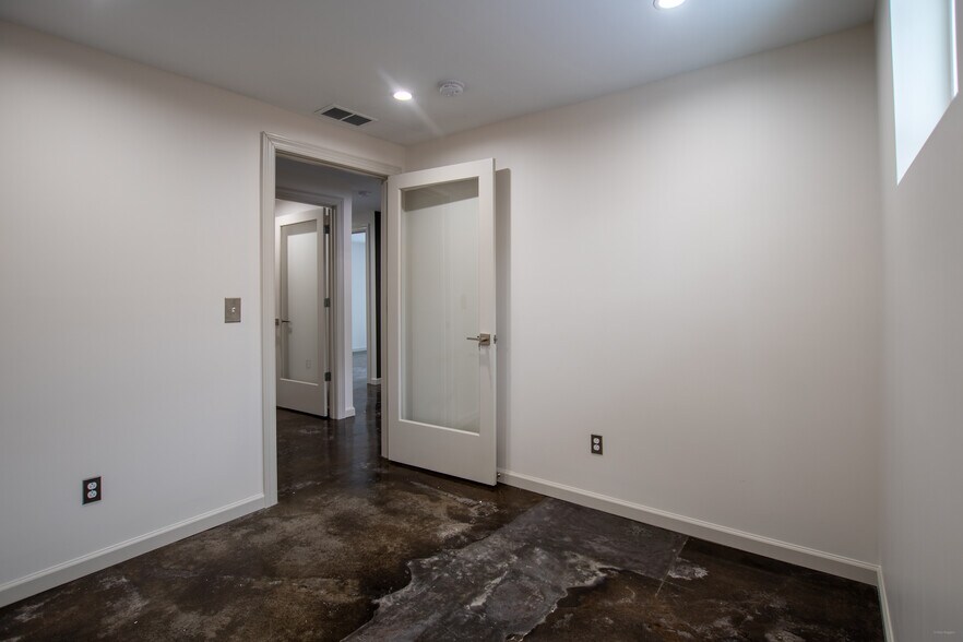 More Photos Of 804 Chevy Chase Pl, Lexington Office For Lease