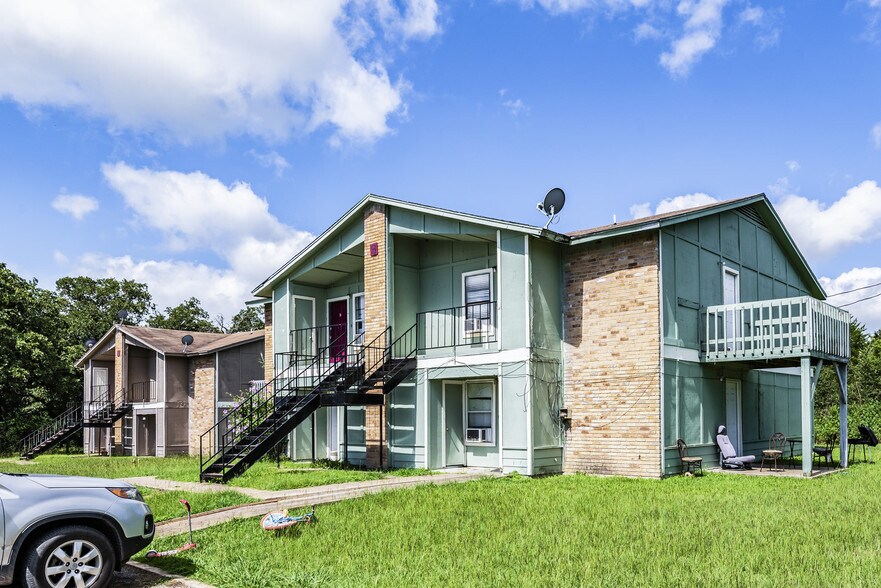 More Photos Of 1105 Westwood Ln, Giddings Apartments For Sale