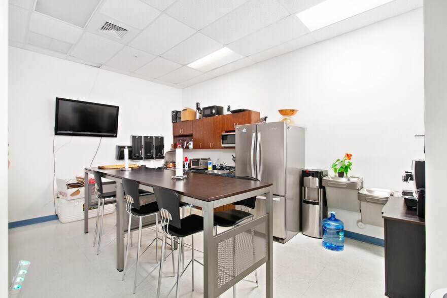 More Photos Of 2805-2889 N Commerce Pky, Miramar Distribution For Lease