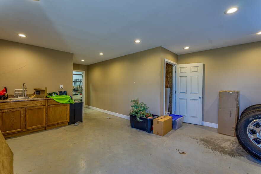 More Photos Of 159 Mitch Ave, Tuscumbia Self Storage For Lease