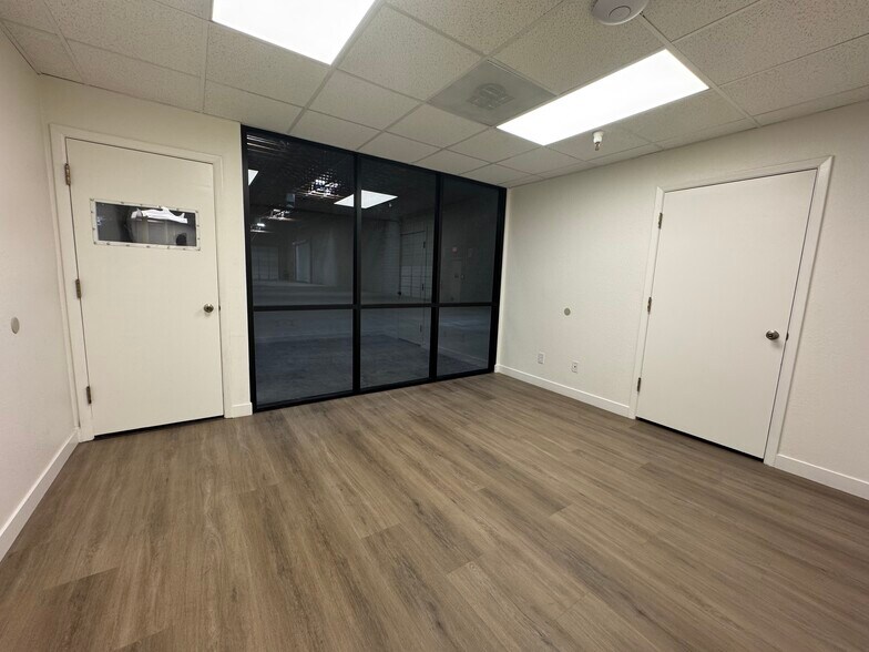 More Photos Of 5250 S 31st Pl, Phoenix Distribution For Lease