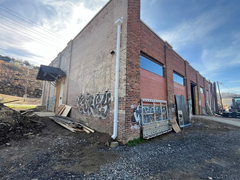 More Photos Of 860 Riverside Dr, Asheville Warehouse For Lease
