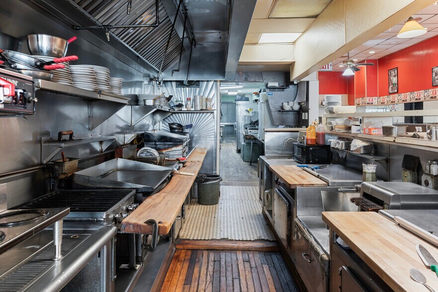 More Photos Of 8 Glen St, Glen Cove Storefront For Lease