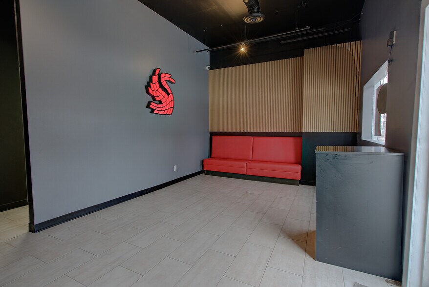 More Photos Of 5020 50 St, Sylvan Lake Storefront For Sale