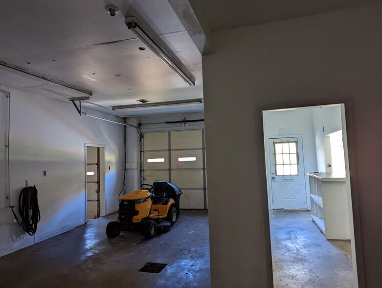 More Photos Of 211 Oakwood Ave, Troy Service For Lease