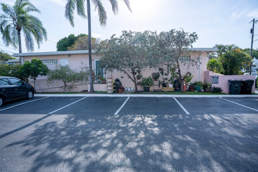 More Photos Of 980 NE 126th St, North Miami Medical For Lease