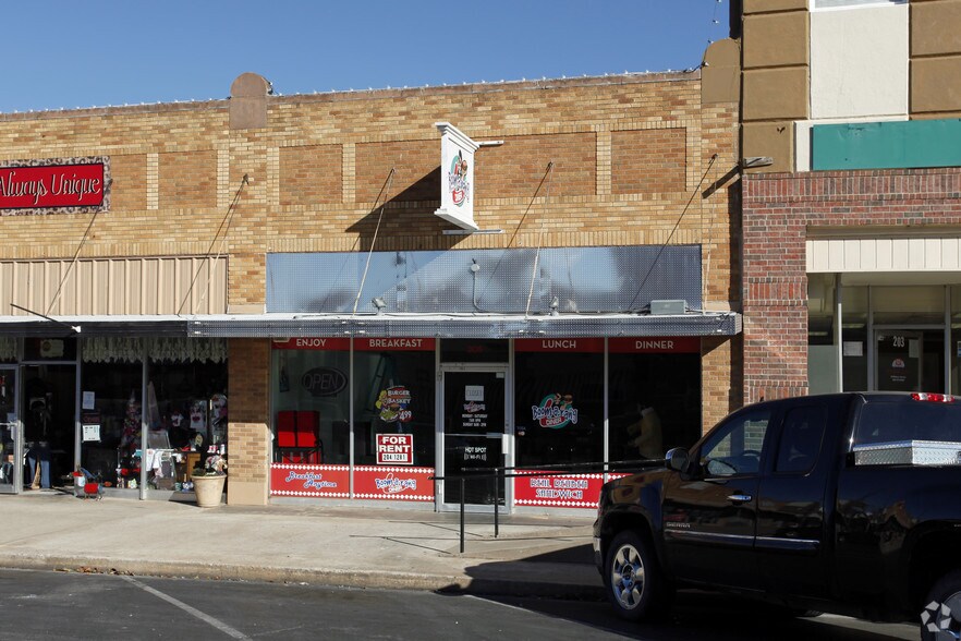 More Photos Of 205 W Main St, Purcell Storefront For Lease