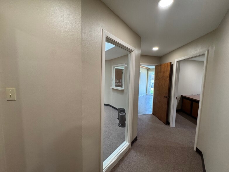 More Photos Of 1208 S Chestnut St, Lufkin Showroom For Sale
