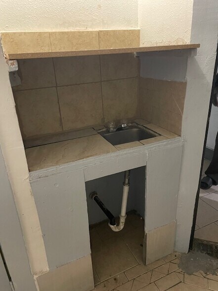 More Photos Of 543 Broad Ave, Wilmington Apartments For Sale