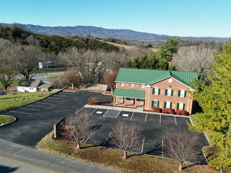 More Photos Of 5 W Back St, Fincastle Office For Lease
