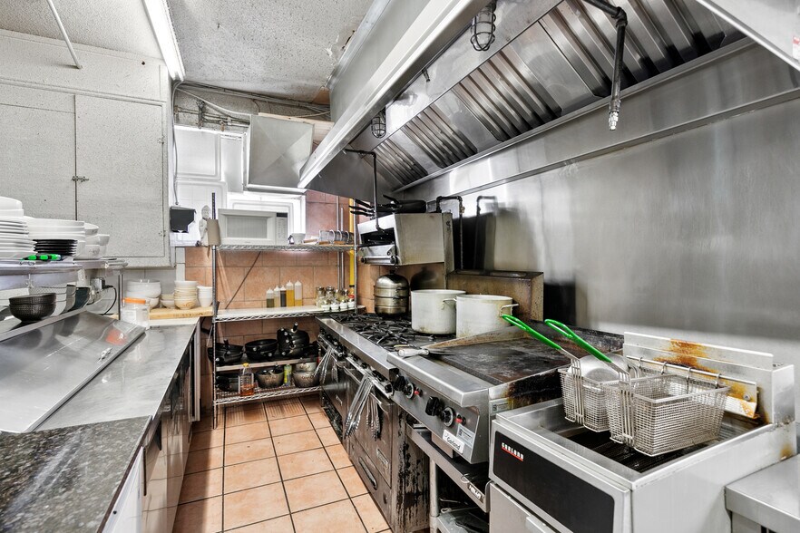 More Photos Of 839 Erie E, Windsor Restaurant For Sale