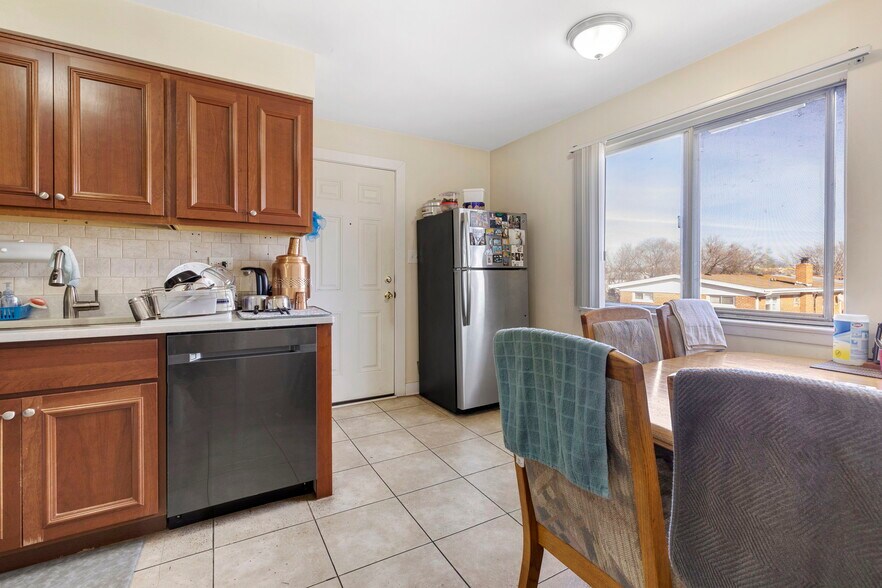 More Photos Of 8813 Dee Rd, Des Plaines Apartments For Sale