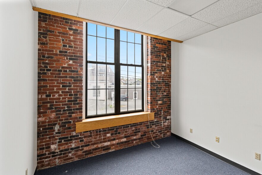 More Photos Of 2 Storer St, Kennebunk Office For Lease