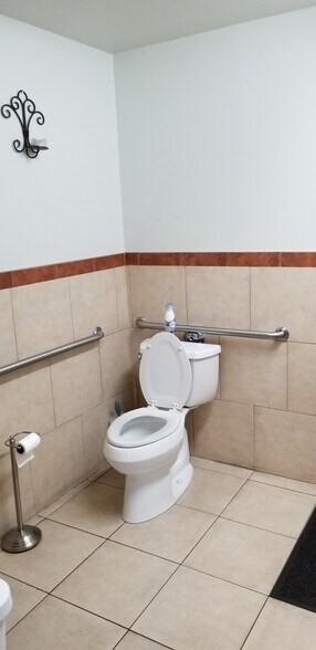 More Photos Of 22062 Ventura Blvd, Woodland Hills Freestanding For Lease