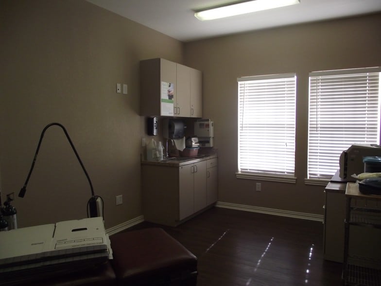 More Photos Of 1206 Bent Oaks Ct, Denton Medical For Lease