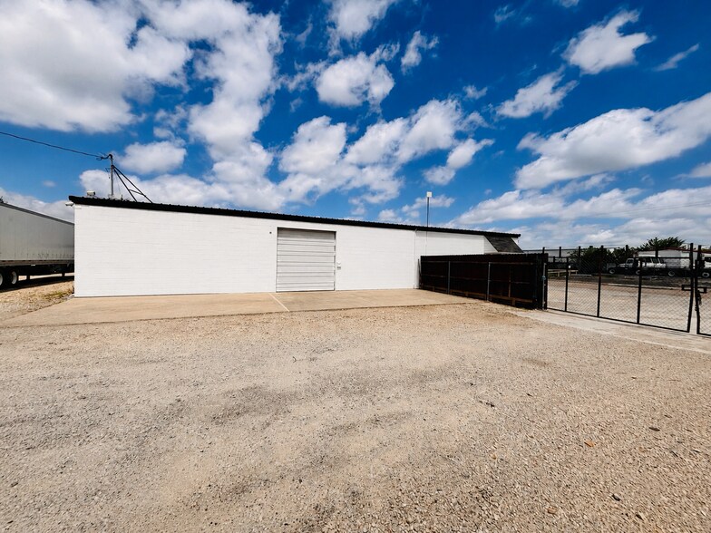 More Photos Of 4212 Garland Dr, Haltom City Warehouse For Lease