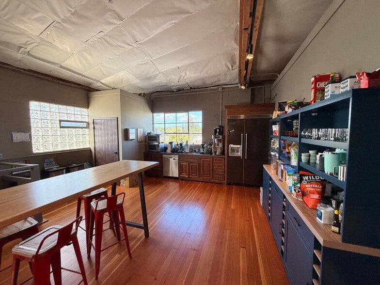 More Photos Of 2620-2626 Spring St, Redwood City Light Manufacturing For Lease